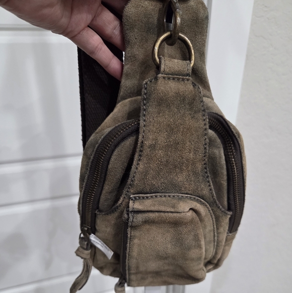 FREE PEOPLE HUDSON SUEDE SLING BAG IN BARK SUEDE - Picture 2 of 7